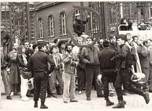Un gars sur une grille, des manifestants, des
CRS... ça devait être pendant des élections...